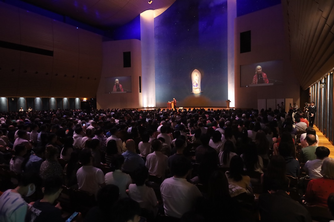 Around 1,200 attendees from across the globe gathered at the KL Tzu-Chi Jing Si Hall for an inspiring evening with Dr. Jane Goodall.