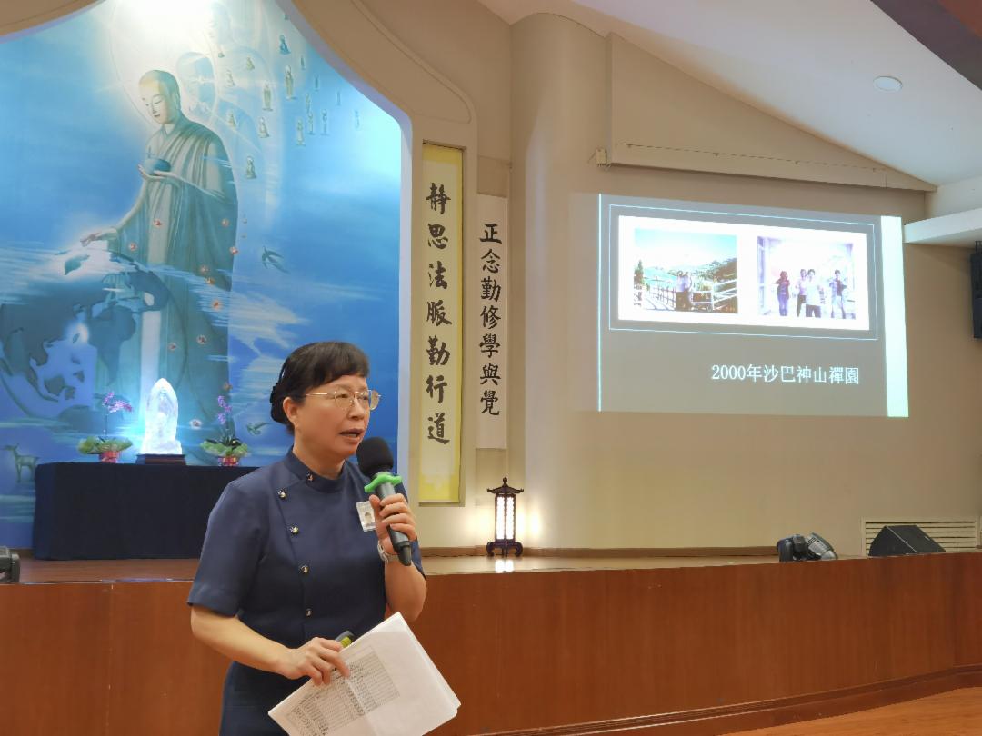 来自台湾的陈怡卉（明闻）师姊，重回二十五年前因缘发生的地方，与会众分享她从“无常”中领悟慈悲的故事。【摄影：谢念祥】
