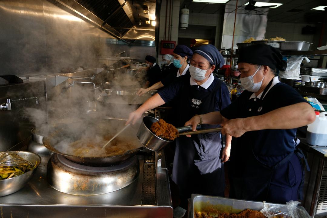 香积团队一早就开始为即将到来的志工准备美食佳肴。【摄影:陈德铭】