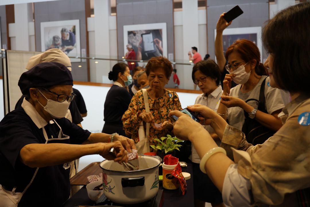 在蔬食示范区，主厨妙用慈济净斯产品材料，烹煮了一道道营养又简单的素食年菜。【摄影：锺国义】