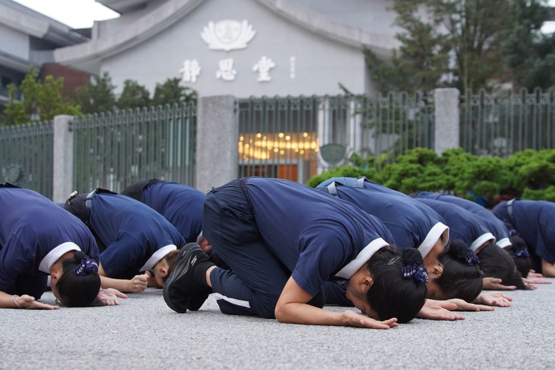 5月1日，是慈济雪隆分会举办的第三场朝山。晨曦中，大众虔诚地三步一跪，俯首贴地，身心合一，以至诚感恩之心朝拜，洗涤内心的烦恼。【摄影：林佳谋】