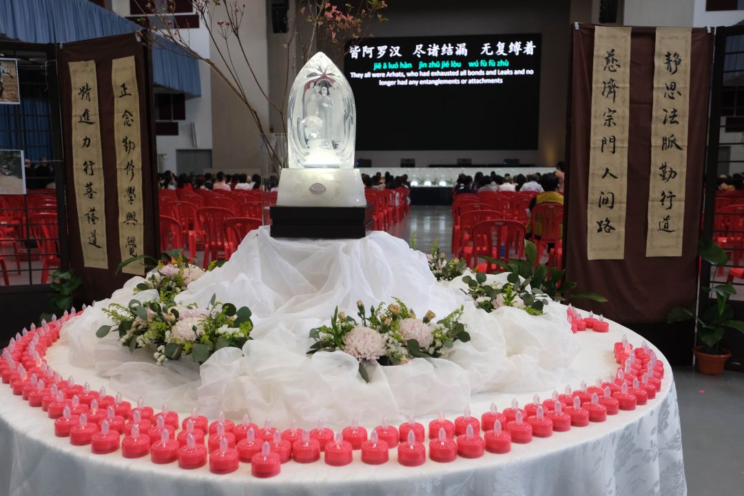 盏盏“心灯”围绕着庄严的佛像，呈现一片祥和且充满道气的点灯祈福区。【摄影：陈德铭】  