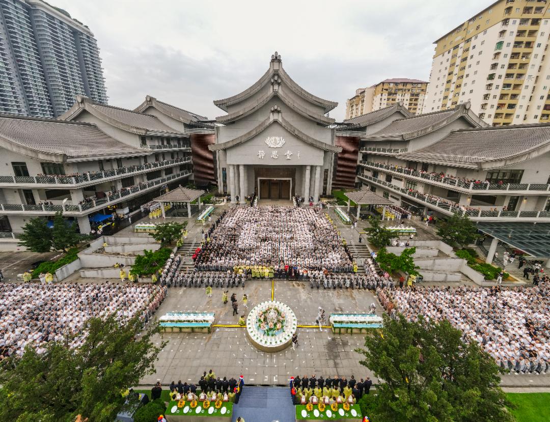 雨过天晴，晨曦乍现：佛光普照，清净淡雅。投射在吉隆坡慈济静思堂三层人字形屋脊上的晨曦，让象征“佛、法、僧“三宝俱足的静思堂屋顶更显庄严。在飞云之下，礼赞诸佛、聆听祝祷，感受“佛诞日、母亲节、全球慈济日”三节合一的深层意义。 【摄影：黎日泉】
