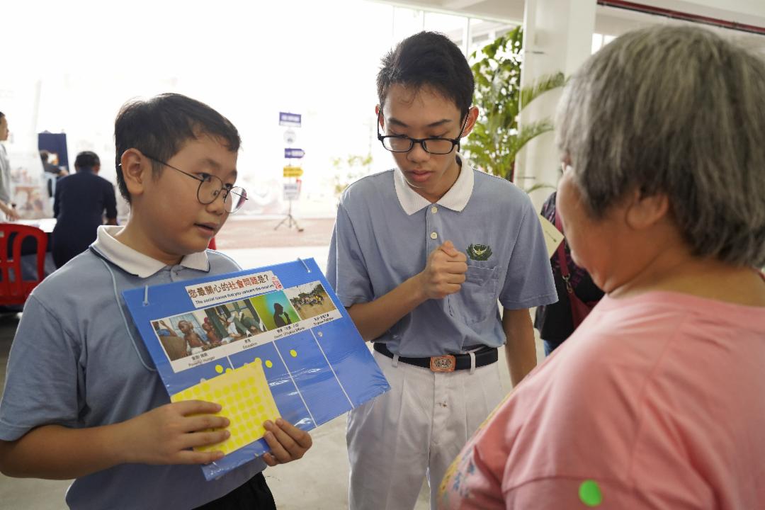 担任“流动咨询小队”的孩子，有机会走出课本与家庭，亲身观察人们的关心与担忧，勇敢踏出从关心自己，到关心社会的第一步。 【拍摄：黄琳凌】