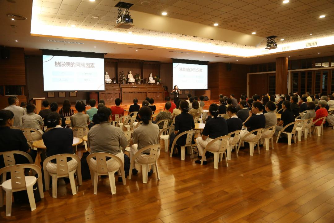 慈济每个月第一个星期六晚上举办“幸福来敲门”讲座会，今晚主讲“糖尿病健康讲座”。 【摄影：刘美贤】