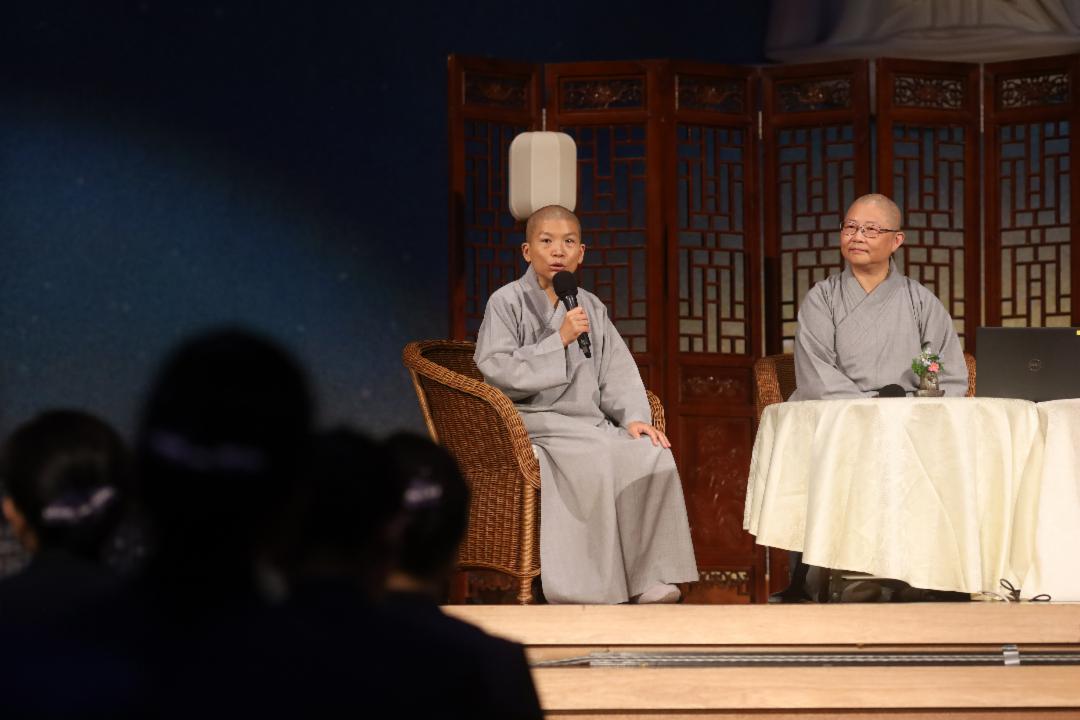釋德𦔔師父（左）與眾分享她韶華入道的福報與考驗。【攝影：莊貴賀】