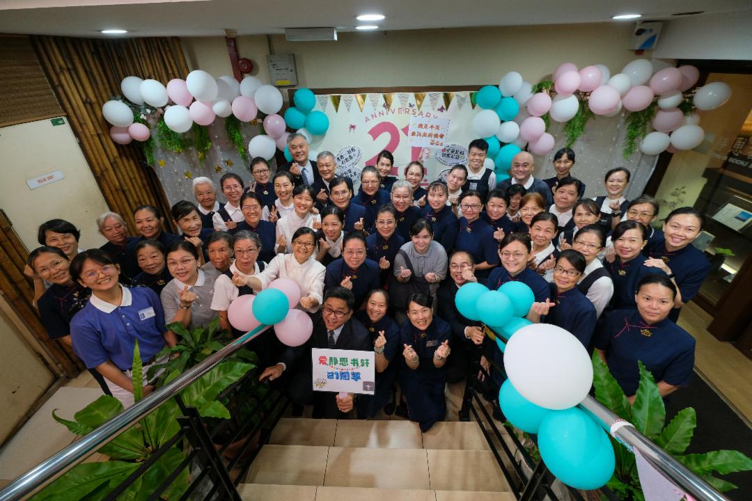 志工在位于武吉免登的静思书轩门口，张挂粉红、蓝及白的气球。大家齐聚在写有21周年庆的看板前，热情迎接到来的旧雨新知。【摄影：林振胜】