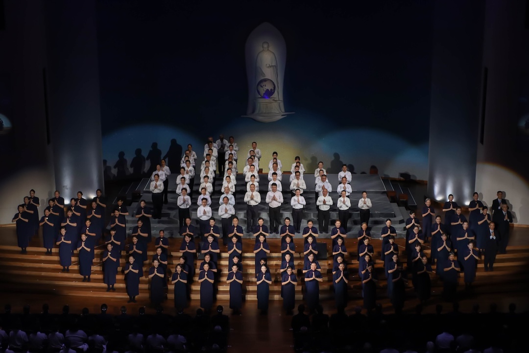 岁末祝福不仅是回顾，更是一场不忘初衷，至诚发愿救度人间苦难，从此岸到彼岸的法会。【摄影：陆翰廷】