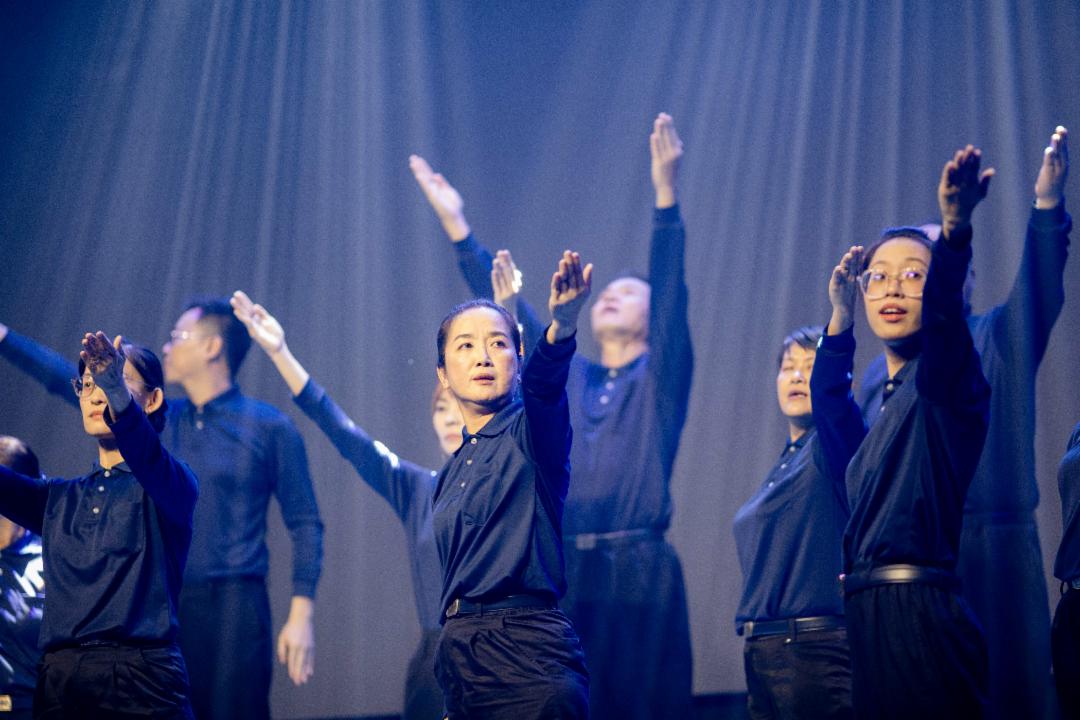 舞台灯光交错，音乐与手语相互辉映，手语〈报恩〉深深打动观众心弦。 【摄影：黄圣润】