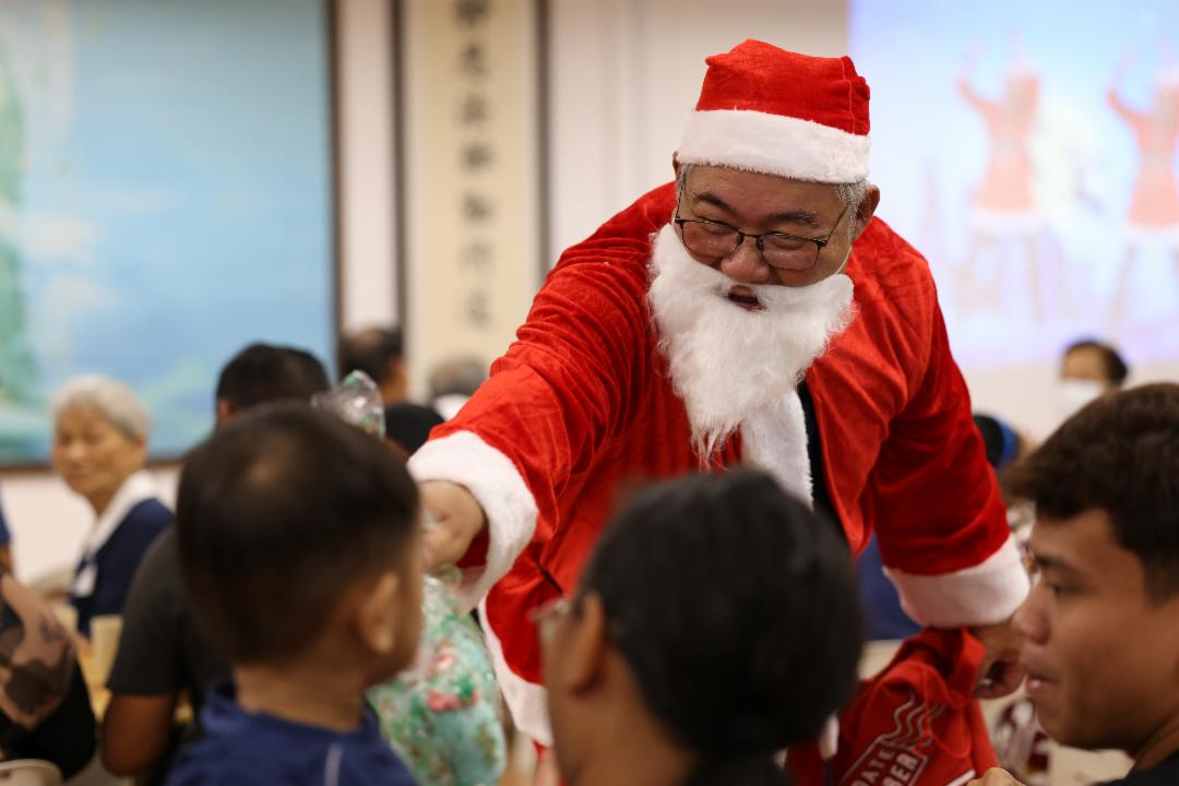圣诞岁末午宴中，人见人欢喜的圣诞老人为活动增添欢乐气氛。【摄影：丘晋豪】