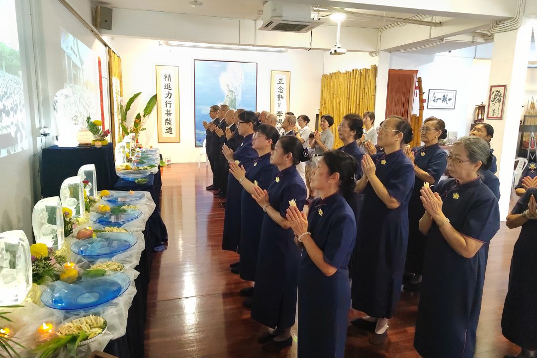 庆典与台湾花莲本会连线同步进行，志工跟随着司仪的带领，大众赞仰三宝、浴佛致礼。【摄影：黄素友】