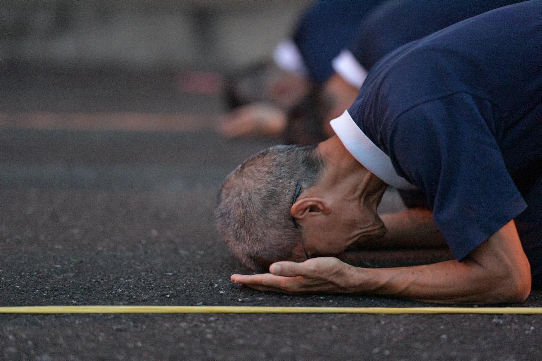 虔诚礼拜，学习放下身段、降伏我慢、更是为锻炼毅力与勇气，增加信心。【摄影：许志辉】