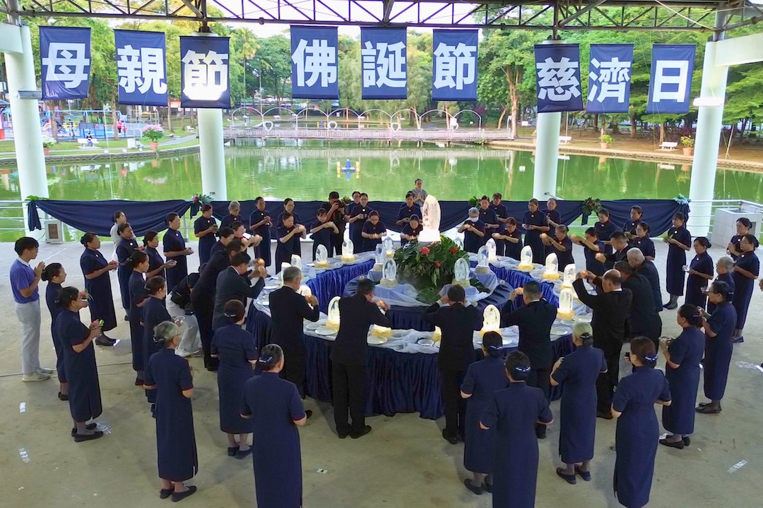 慈济古晋支会首度于水上舞台举办户外浴佛，舒适的大自然环境及悠扬佛曲，令人心旷神怡，众人静心凝神，虔诚浴佛。【录影者：颜君霖】