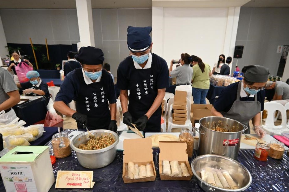 古晋慈济志工再度举办爱心蔬食义卖会,为美里慈济静思堂筹募建设基金。 【摄影者：黄贤贤】