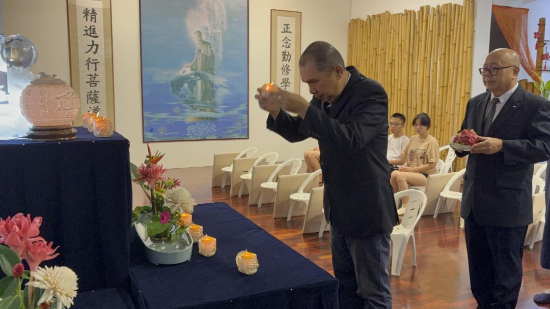 慈济山打根联络处负责人龚德益（济晟）带领志工虔诚供灯、献花果,祈愿社会祥和,天下无灾。