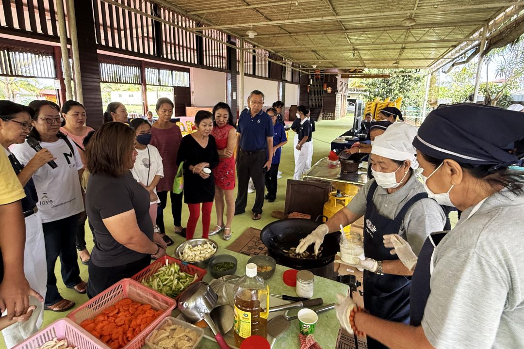 现场的料理示范环节吸引了与会者的关注。【摄影: 锺翠婷】  