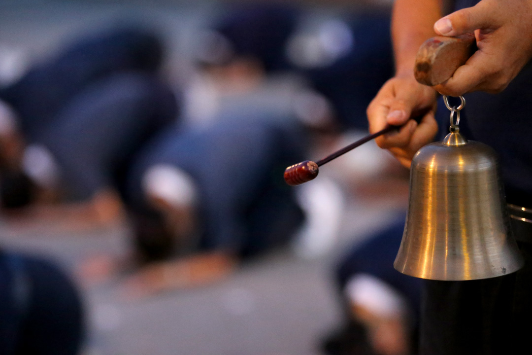 当地钟“当”的一声响起，朝山者从三步一跪拜中起身续行，这不仅是体力的考验，更是一场与自我对话的修行。【摄影：郭巧云】
