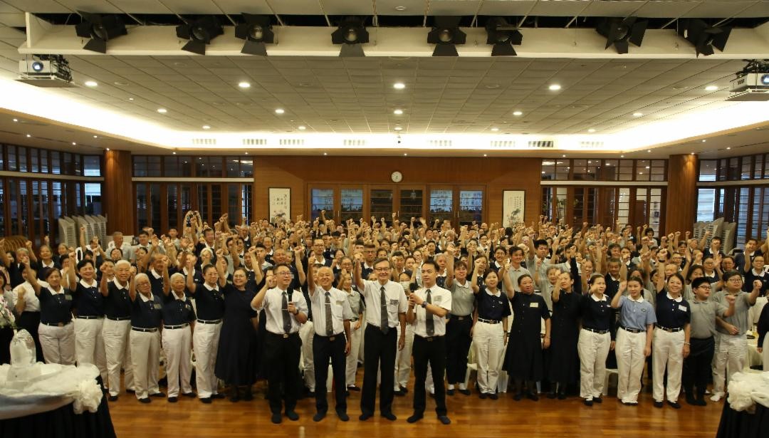 在齐声高喊中，志工们心志坚定，将宏愿化为实践的力量，迎向万万善行。 【摄影：颜锦源】