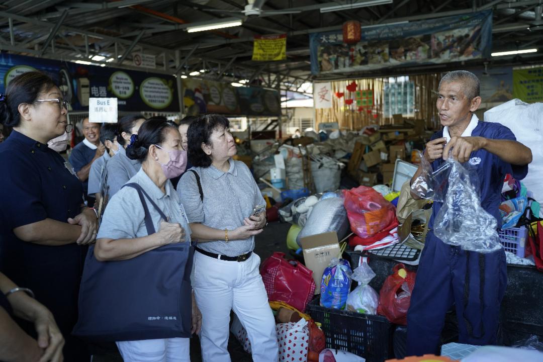 马年伊始，展开年度首场精进课程。见习学员走出课室，实地走访社区环保站，见证回收物在志工巧思下化为充满生命力的艺术盆景。 【摄影：黄琳凌】