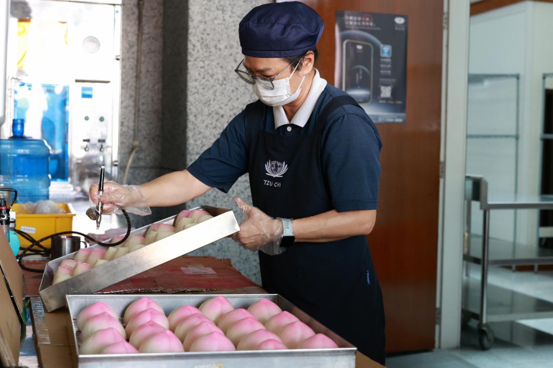 纯手工制作的寿桃，工序非常繁琐，每一颗寿桃都蕴含着志工们的祝福与用心。 【摄影：邓亦绚】