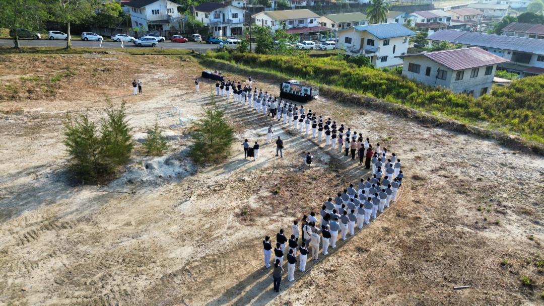 晨间微风轻拂，众人于静思堂用地缓步经行，声声佛号回荡，步步踏出虔诚与愿心。【摄影：杨裕明】