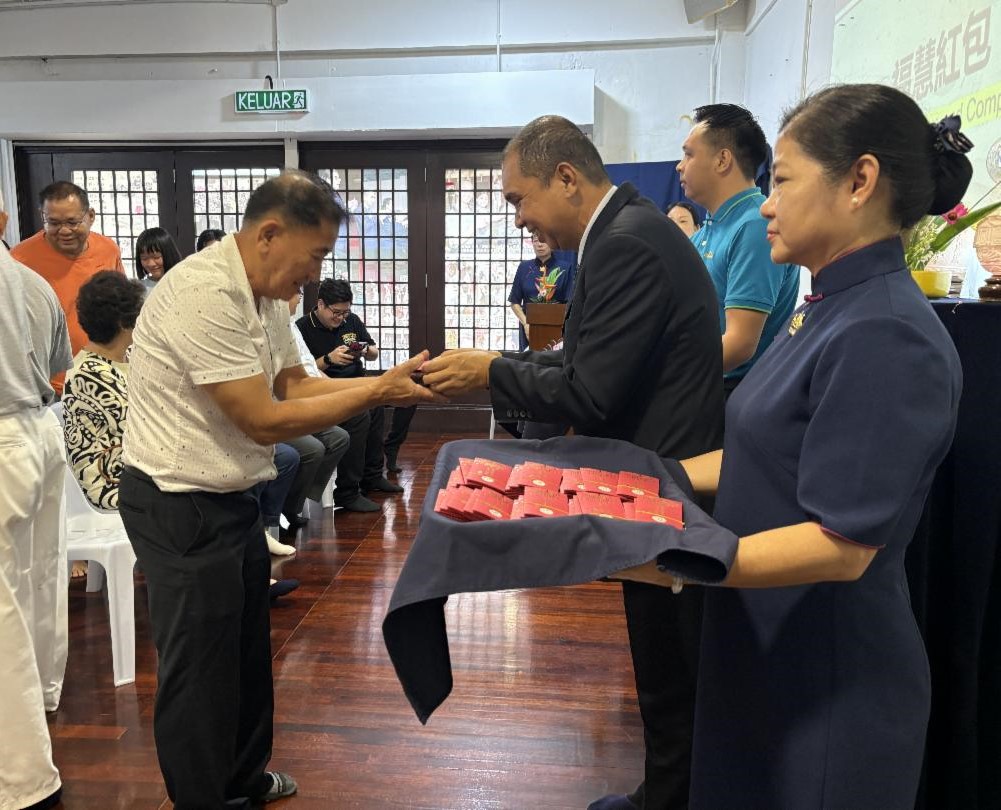 志工送上有缘卡，感谢大众长期护持慈济。【摄影：袁慧珊】