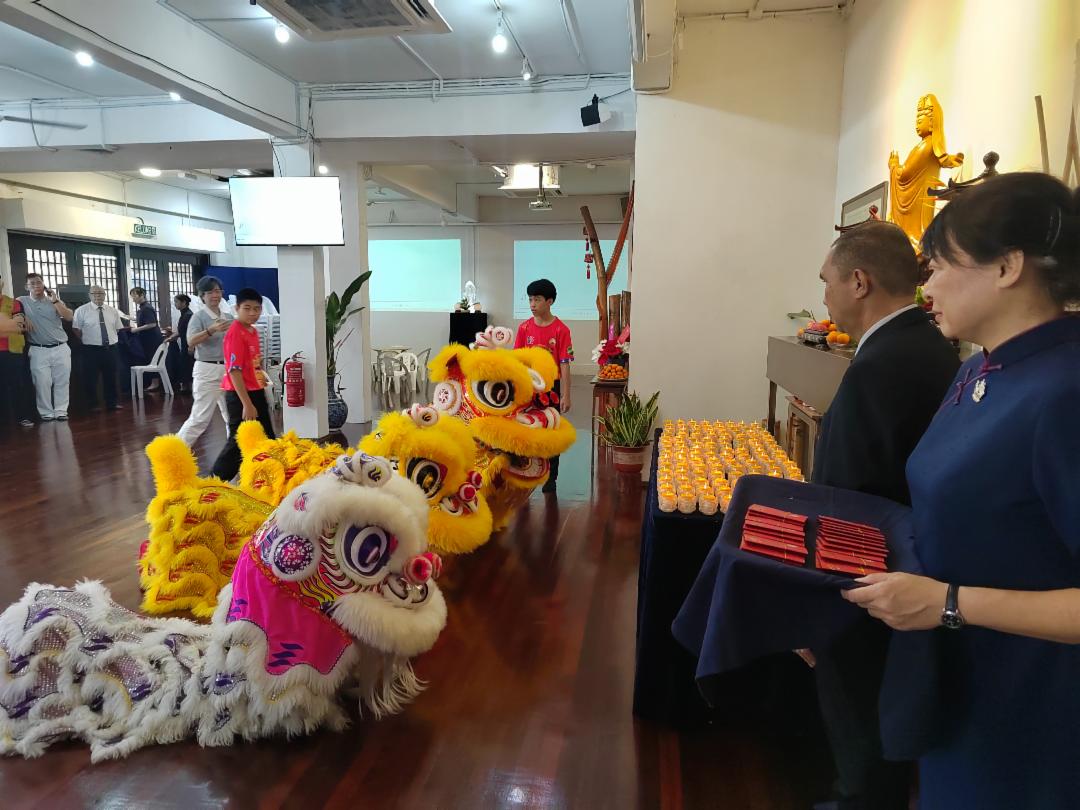 每逢新春慈济志工都会将长期关怀的照顾户迎回慈济会所围炉，一起迎新年。 【摄影：黄素友】