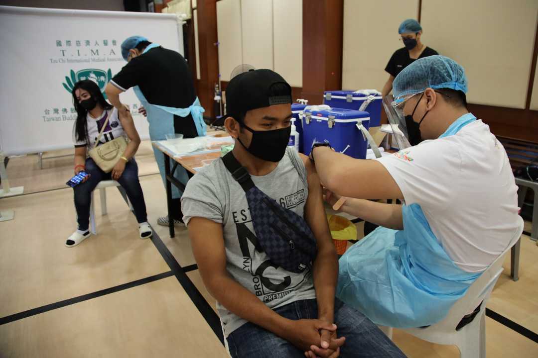 慈济亚庇支会接种站在三十多天里，医务人员为民众注射了三千四百九十一剂疫苗。【摄影：刘劲毅】