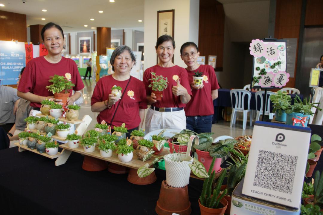 陈开馨（左一）早在七月份便精心培育盆栽，使得碧绿青翠的盆栽在义卖会上受到热烈欢迎。 【摄影：何维美】