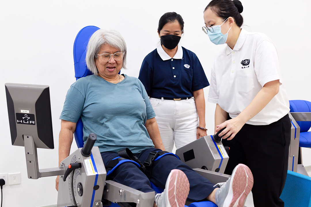 2025年9月17日，慈济马六甲分会推动“长者健康促进计划——体能训练”，透过运动课程与专业指导，帮助银发族强化肌力、平衡感及生活自信。【摄影：罗秀娟】