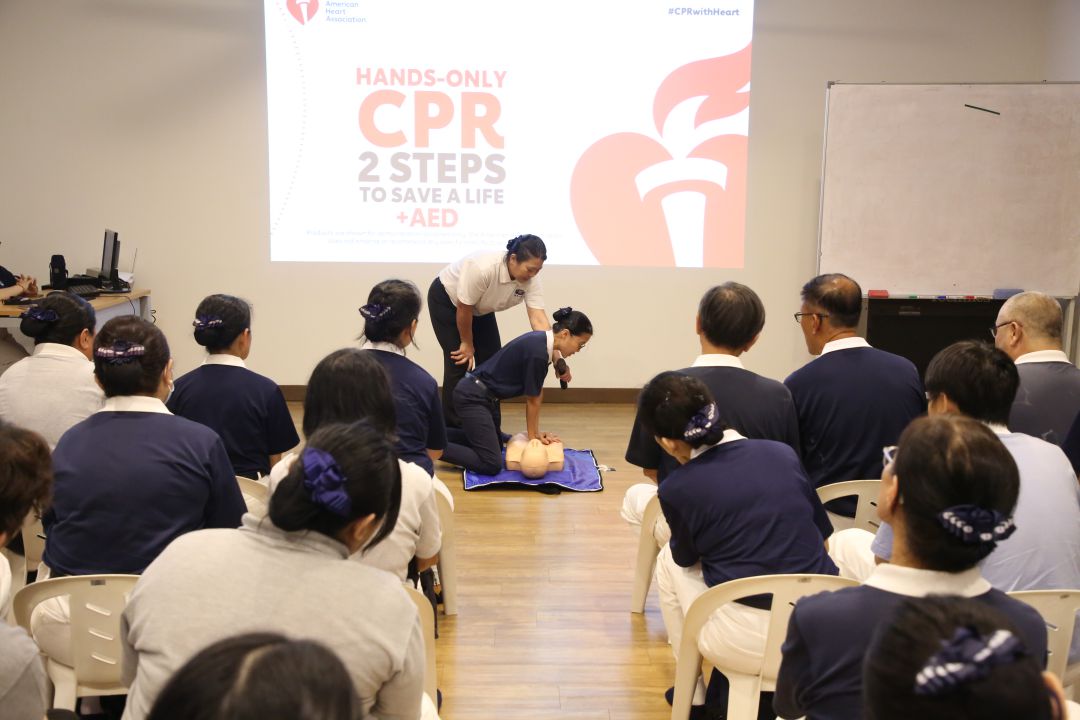 守护生命，从一双手开始。志工用心学习CPR，只为在关键时刻多一分能力，少一分遗憾。【摄影：颜锦源】
