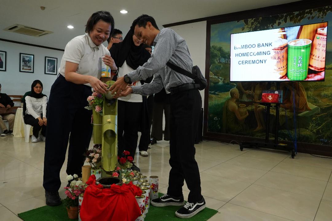 慈济义诊中心从一场以竹筒存钱理念的爱洒茶会开始，牵引出难民师长的善念，让关怀与爱在心中发芽，在行动中茁壮，让点滴的爱传出去。 【摄影：何维美】