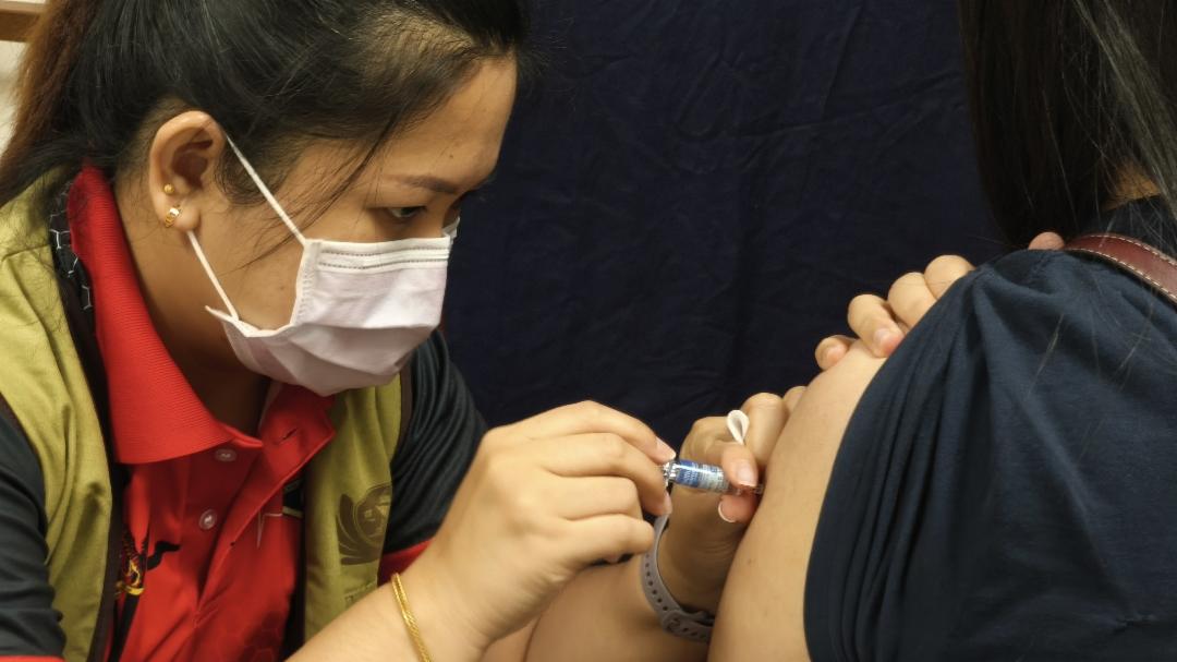 医护人员专注施打疫苗的瞬间，是守护平安最真实的画面。【摄影：古汉武】