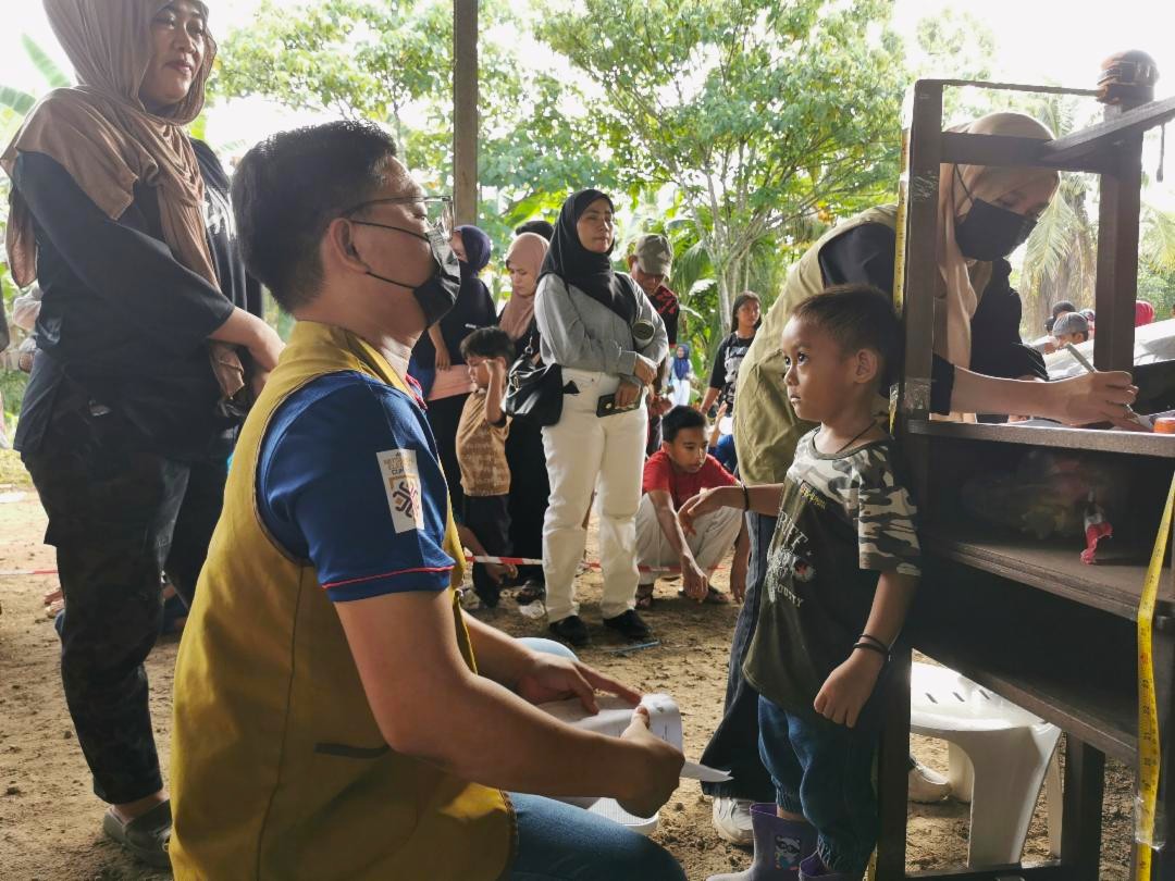 为了让更多无国籍村民获得照护，志工与医院及卫生局多次协商后达成共识，决定每三个月举办一次义诊活动。医院亦派出医护人员前来支援，共同成就这份善的因缘。【摄影：龚德益】