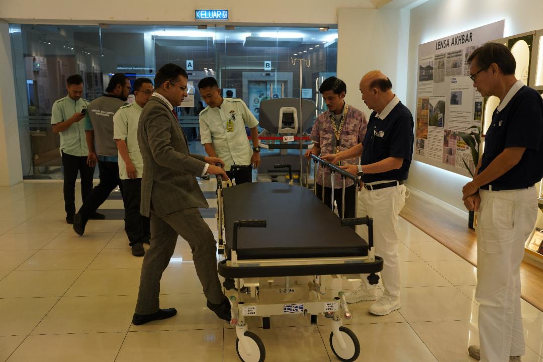 慈济捐赠十张手推病床予吉隆坡中央医院急诊室，为病患带来实质助益，并开启双方合作善缘。【摄影：黄琳淩】