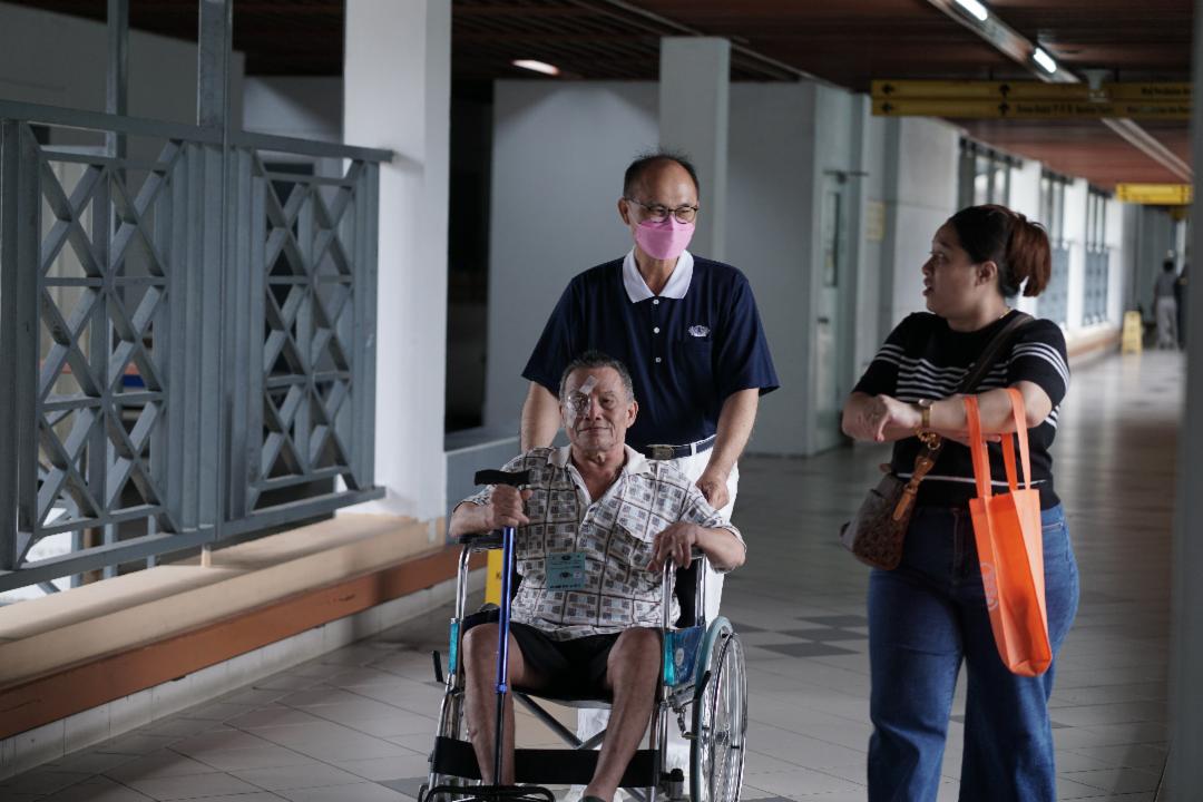 在义诊现场，志工与医护的耐心与陪伴，都是对病患的尊重，不仅让家属安心，也成为病患生命故事最温暖的篇章。【摄影：林青萤】