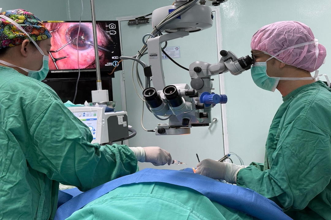 慈济雪隆人医团队在马来西亚首次主导眼科义诊人力，也是首次与美里中央医院联合展开手术服务。【美里中央医院院方提供】