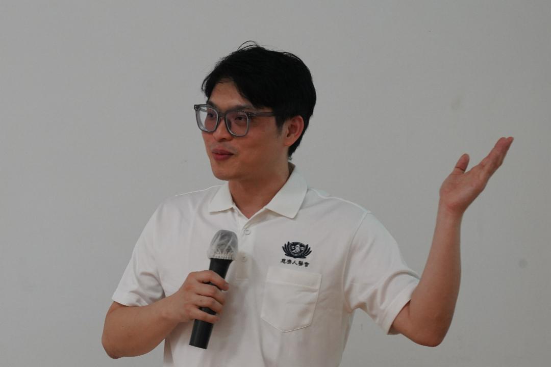 来自怡保中央医院的脑精神专科陈汉林医师，莅临文良港共修处，为现场五十多位民众主讲失智症课题，让大家认识与照护重点。 【摄影：谢爱芬】